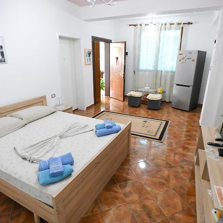 Guest House Flowers เบราท ภายนอก รูปภาพ