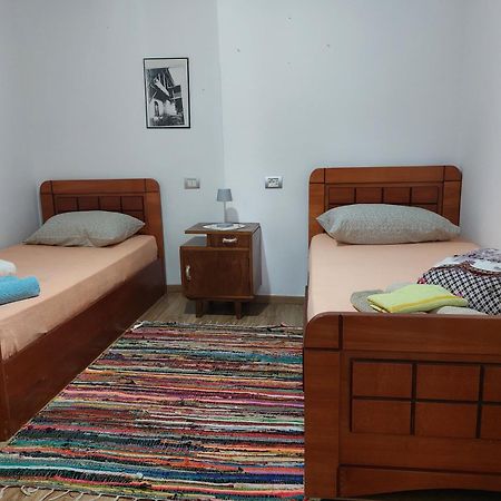 Guest House Flowers เบราท ภายนอก รูปภาพ