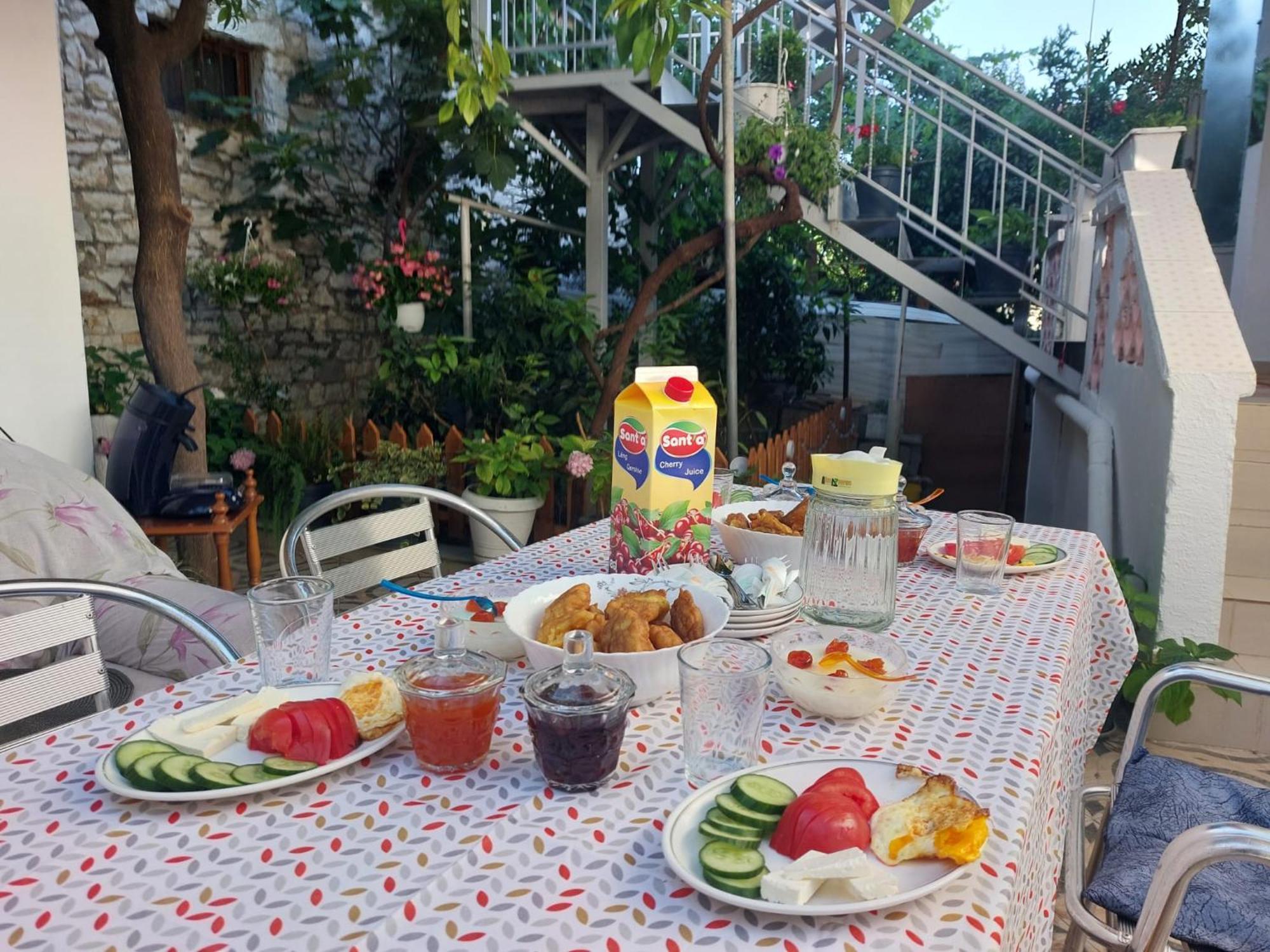 Guest House Flowers เบราท ภายนอก รูปภาพ
