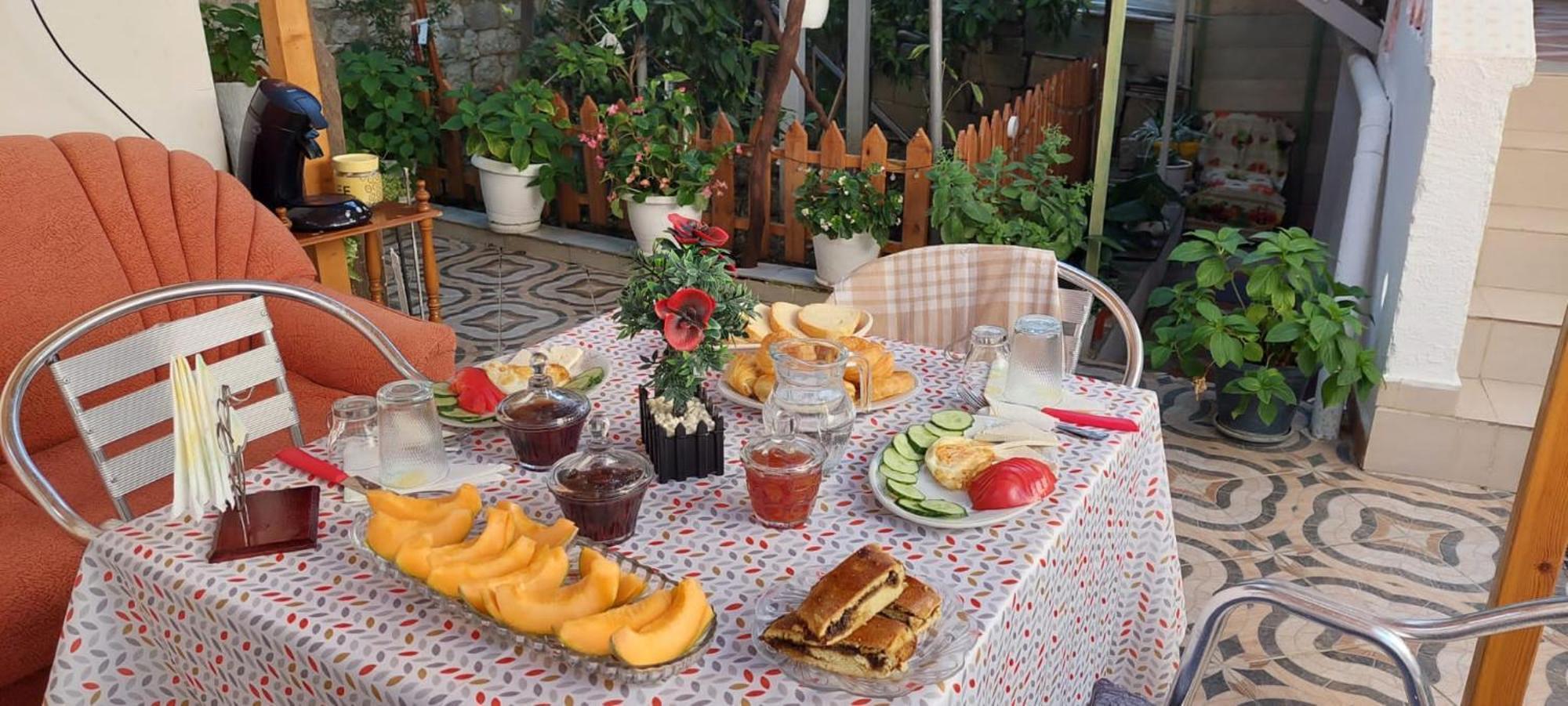 Guest House Flowers เบราท ภายนอก รูปภาพ
