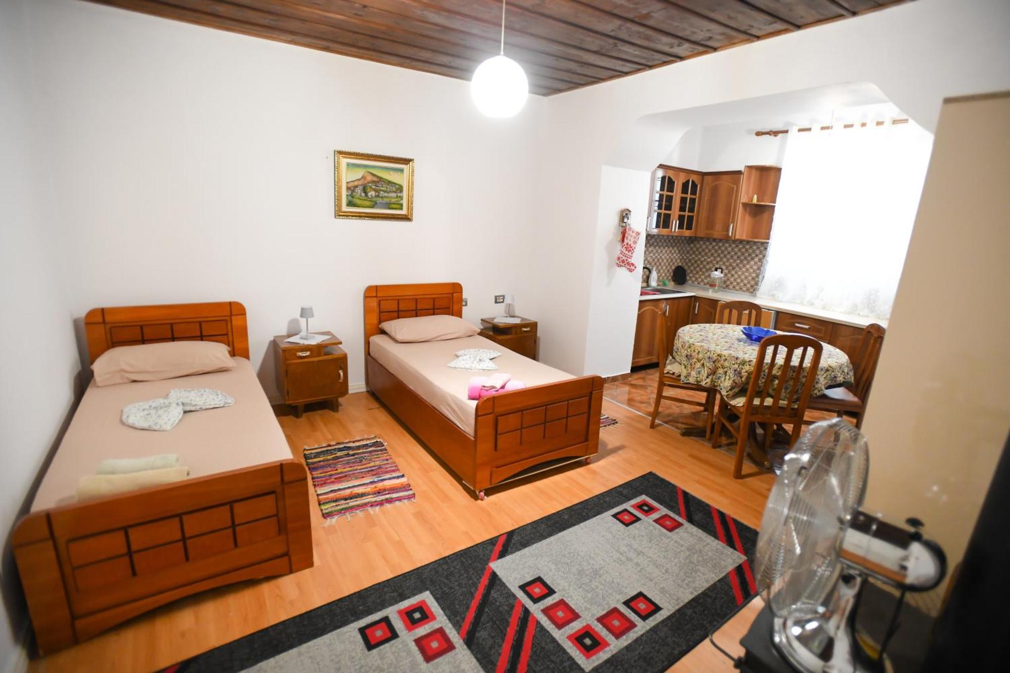 Guest House Flowers เบราท ภายนอก รูปภาพ