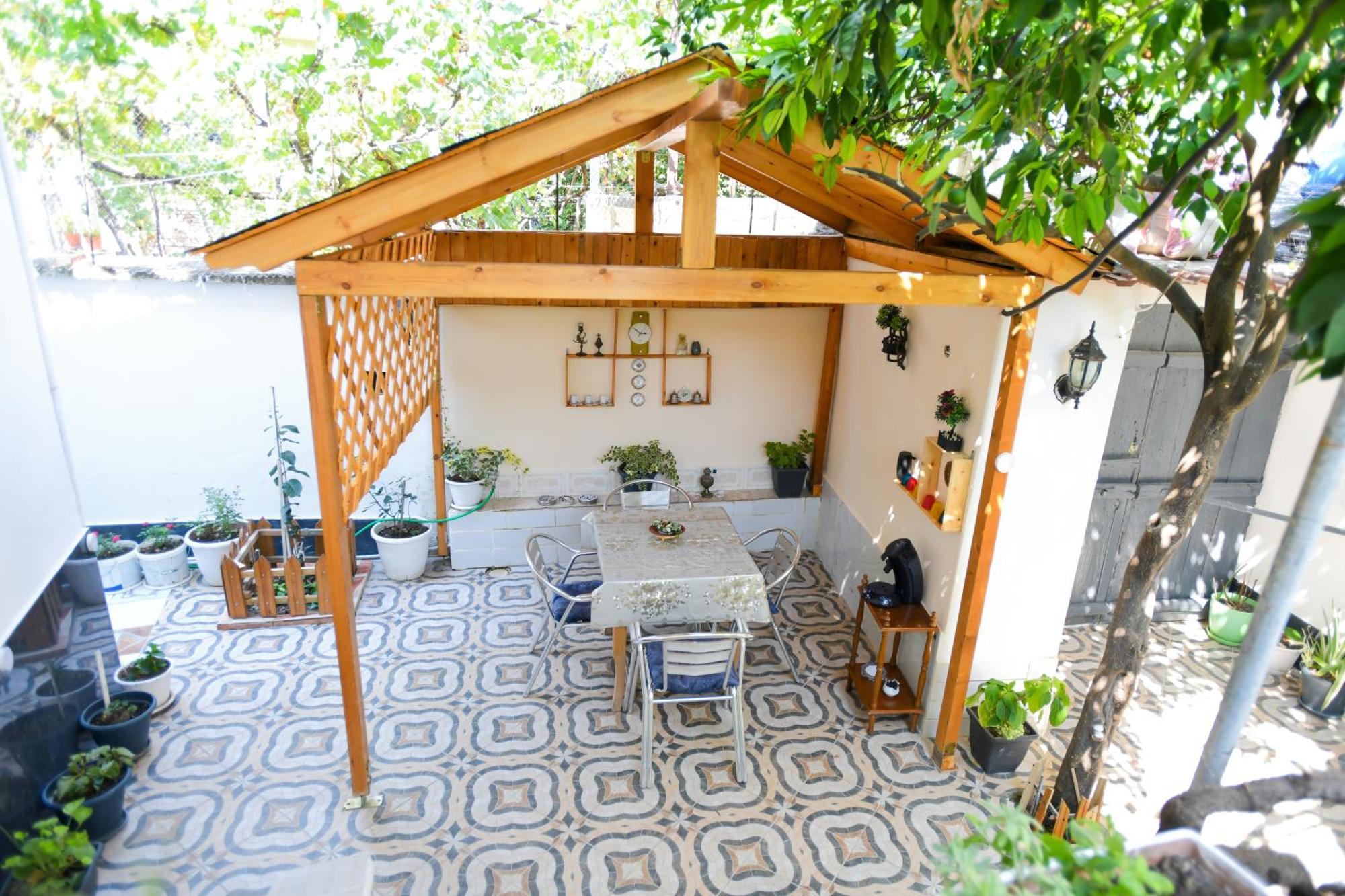 Guest House Flowers เบราท ภายนอก รูปภาพ