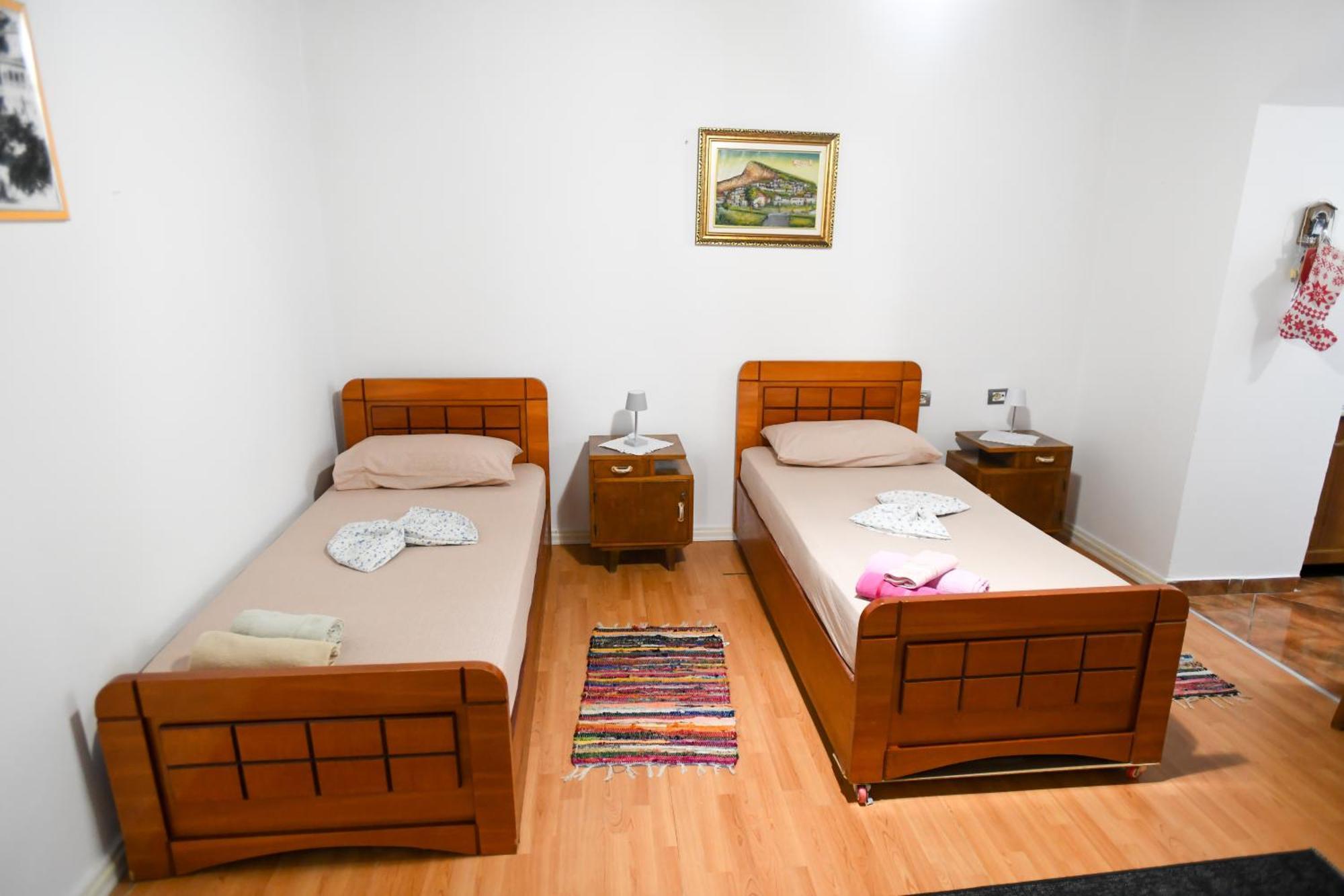 Guest House Flowers เบราท ภายนอก รูปภาพ