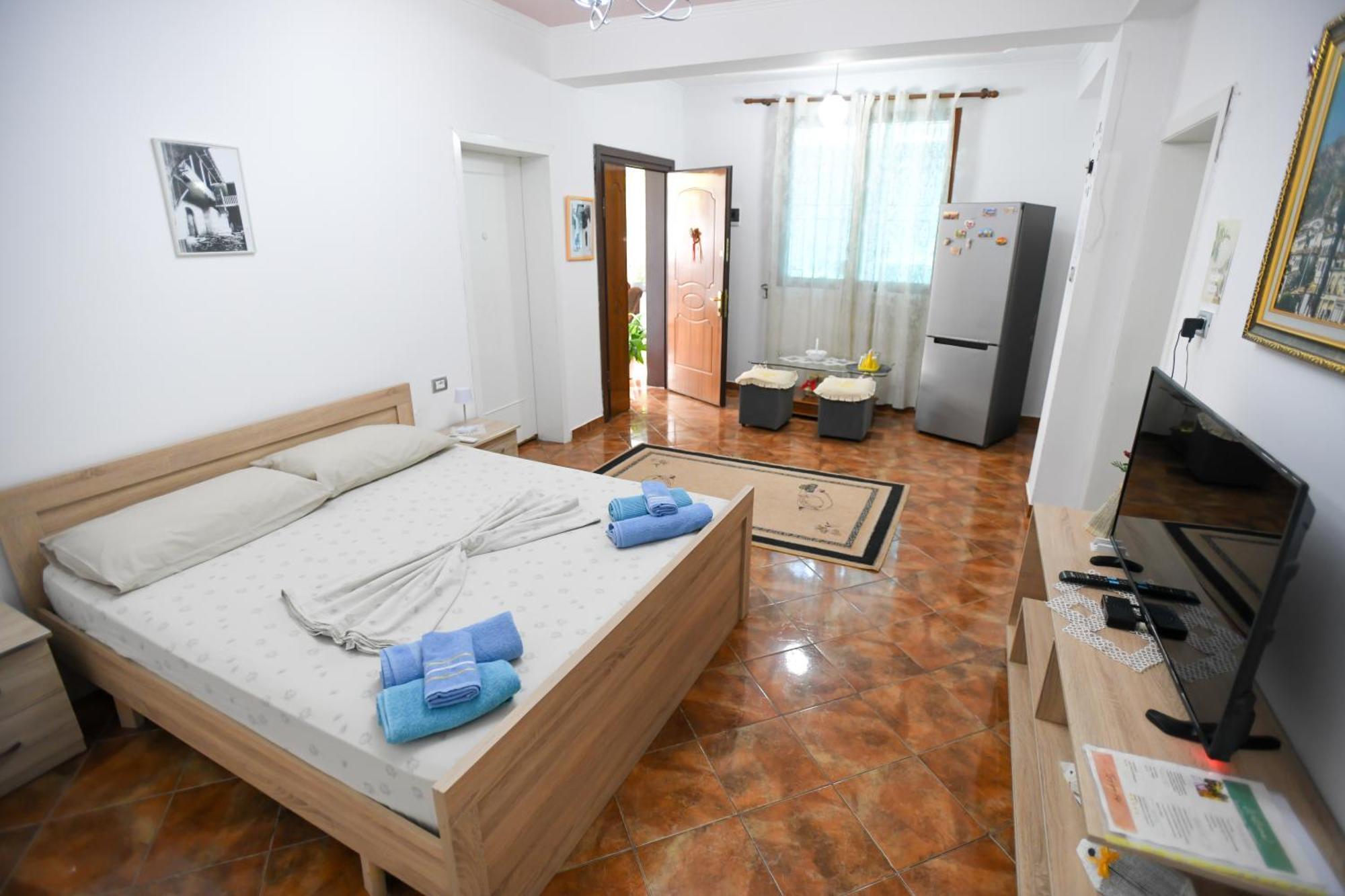 Guest House Flowers เบราท ภายนอก รูปภาพ