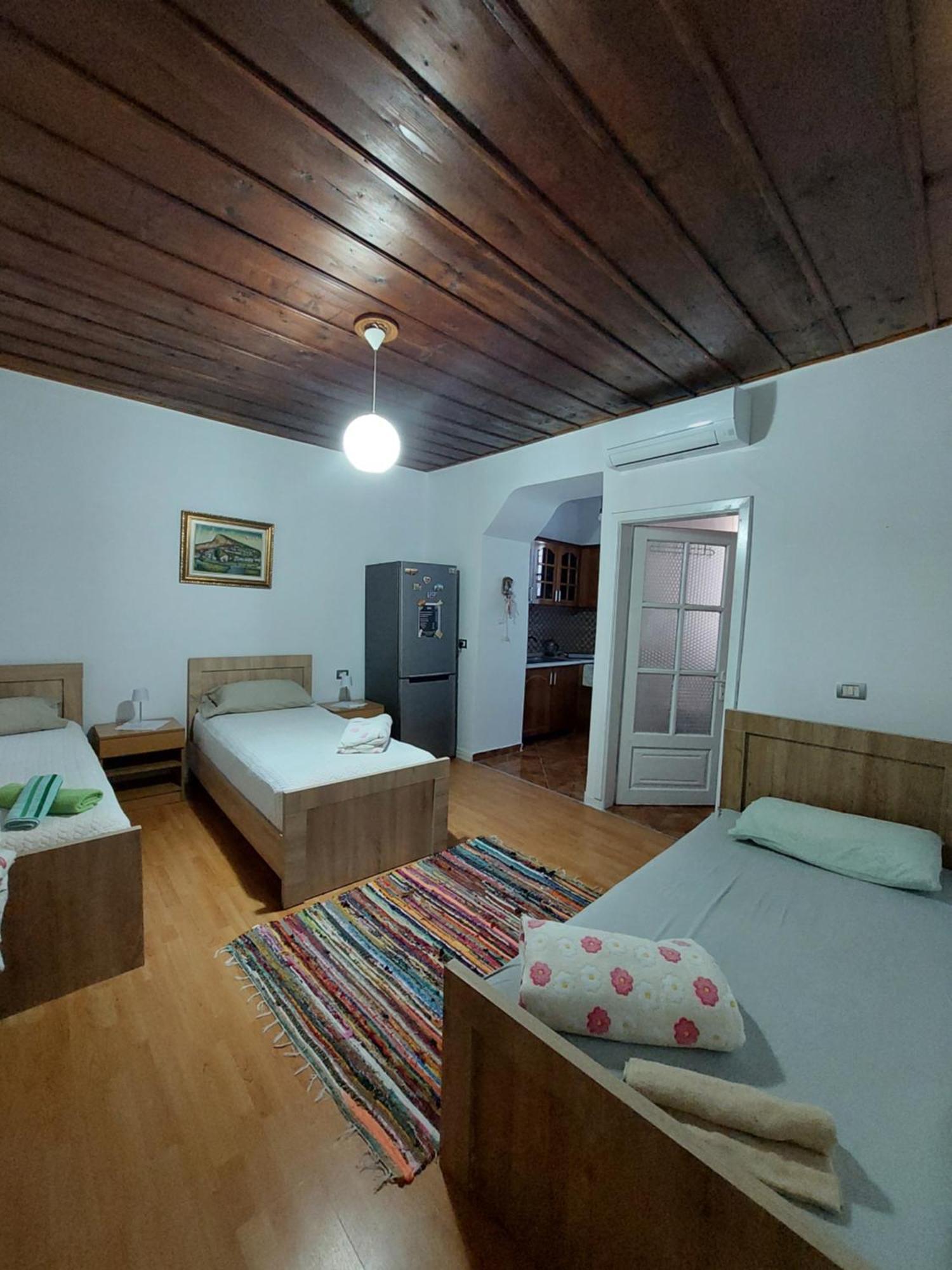 Guest House Flowers เบราท ภายนอก รูปภาพ