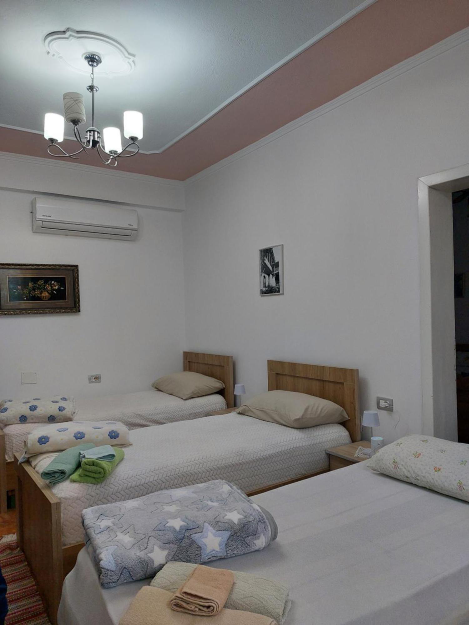 Guest House Flowers เบราท ภายนอก รูปภาพ