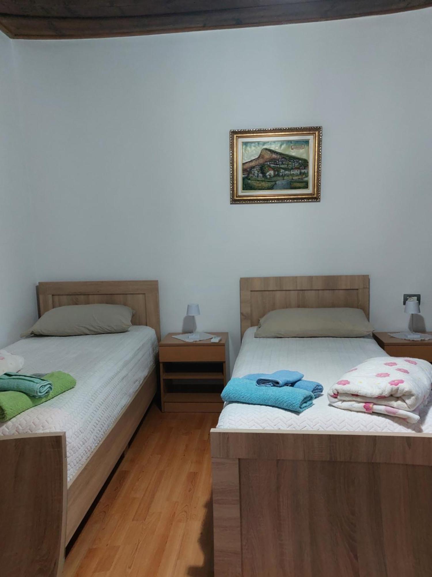 Guest House Flowers เบราท ภายนอก รูปภาพ