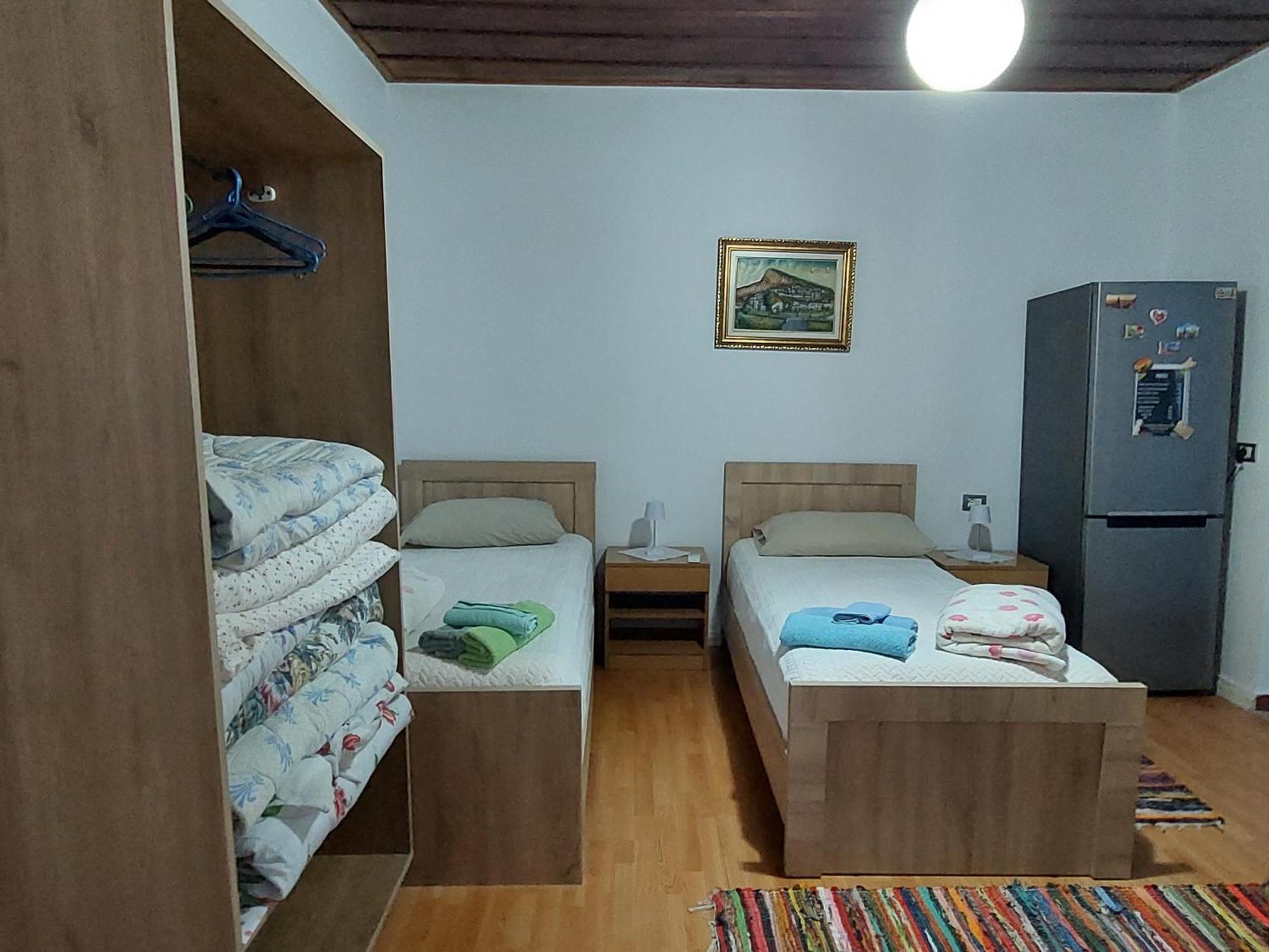 Guest House Flowers เบราท ภายนอก รูปภาพ